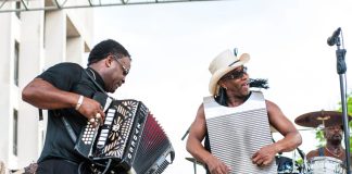 Rockin Dopsie joue de la musique zydeco à Bâton- Rouge, en Louisiane