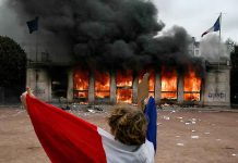 Violences en France: touristes, hôtels et bâtiments touristiques plongés dans le chaos
