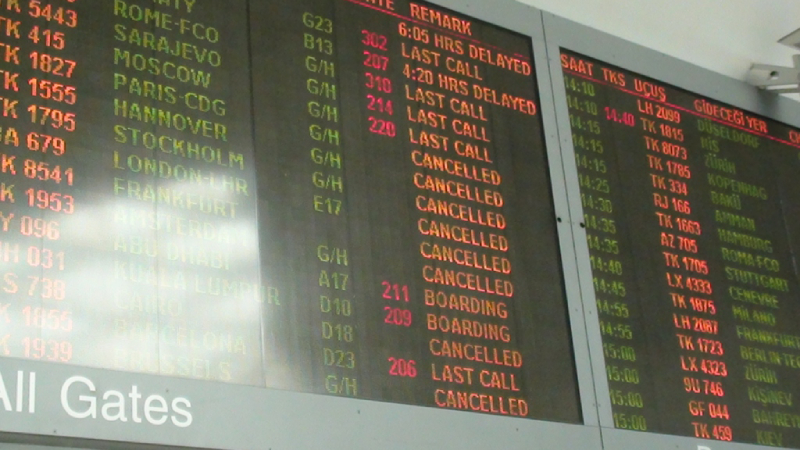 Image d'un tableau des départs montrant des vols annulés