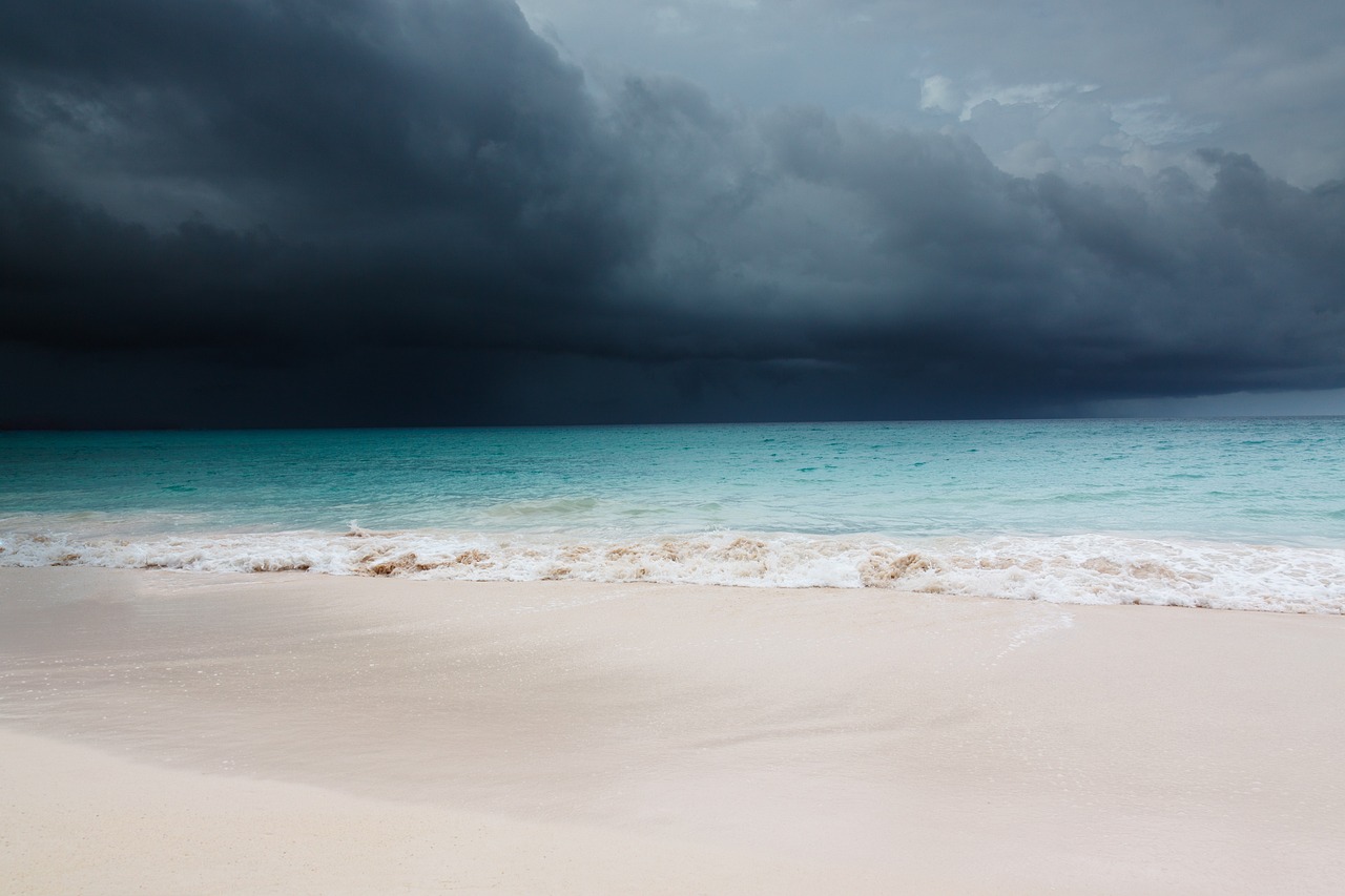 Ouragan sur une plage. 