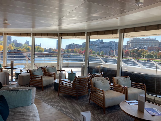 Les bateaux Ponant Explorers sont munis de nombreuses baies vitrées pour permettre aux passagers d’admirer le paysage. (Photo: Isabelle Maltais)