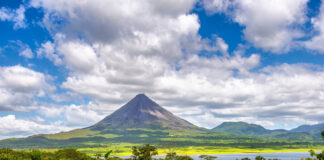 Volcan Arenal au Costa Rica. (Photo via Shutterstock)